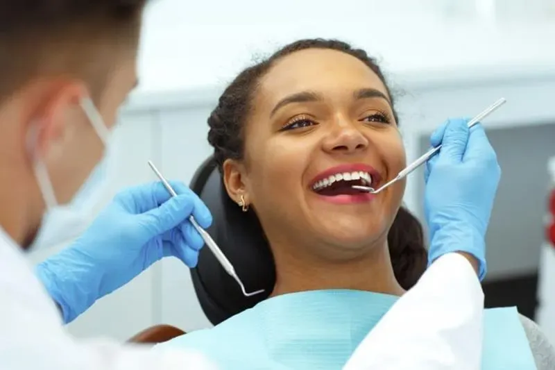 Plano dentário que cobre aparelho